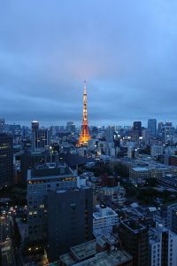 西瓜视频电脑版推荐都市情感剧集封面，城市夜景背景温馨灯光氛围